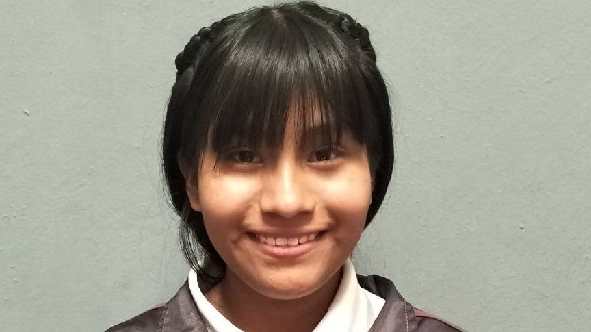 Menor de tez morena y cabello negro con sudadera gris