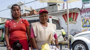 La señora Guadalupe vende helados desde hace 15 años. Es madre de una hija y con esta actividad obtiene ingresos para sus gastos.