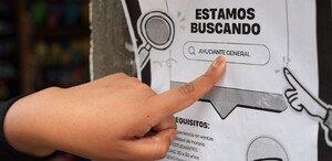 Un dedo señalando una oferta de empleo pegada en la calle.