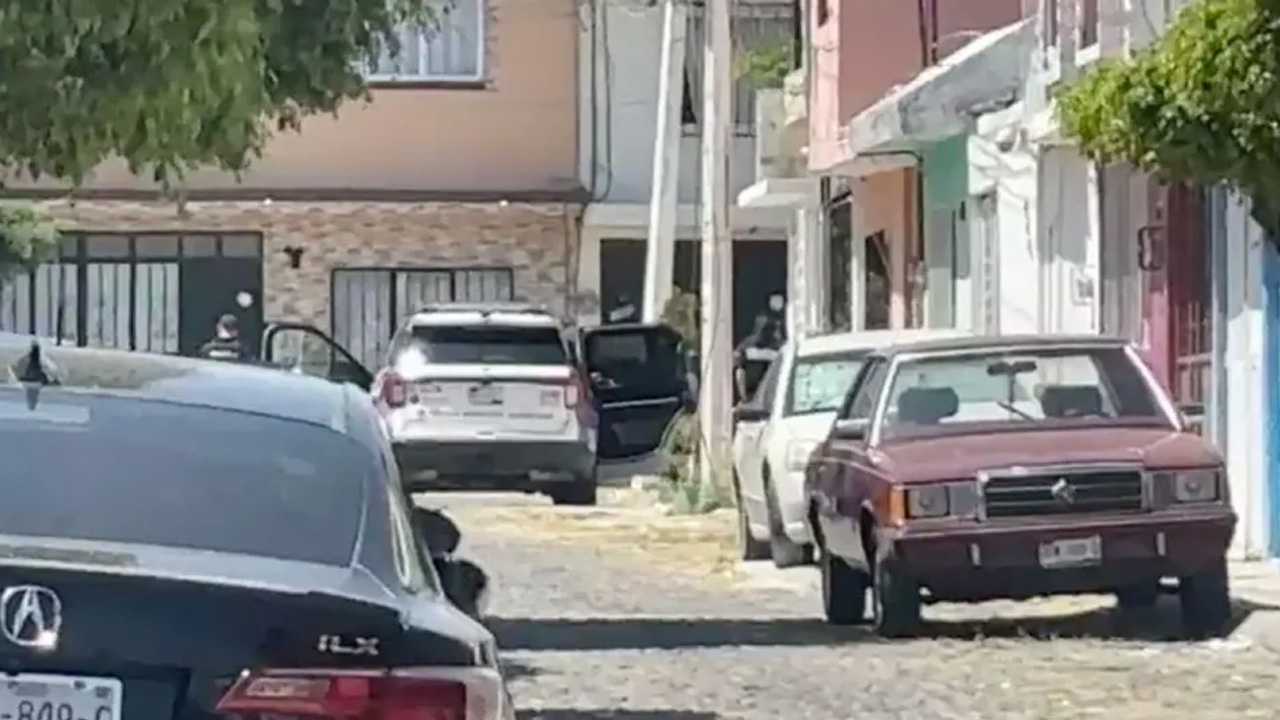 Una mujer fue asesinada a balazos por su exesposo dentro de su domicilio en Querétaro.