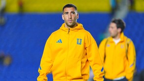 Fernando Gorriarán caminando con el suéter de Tigres.