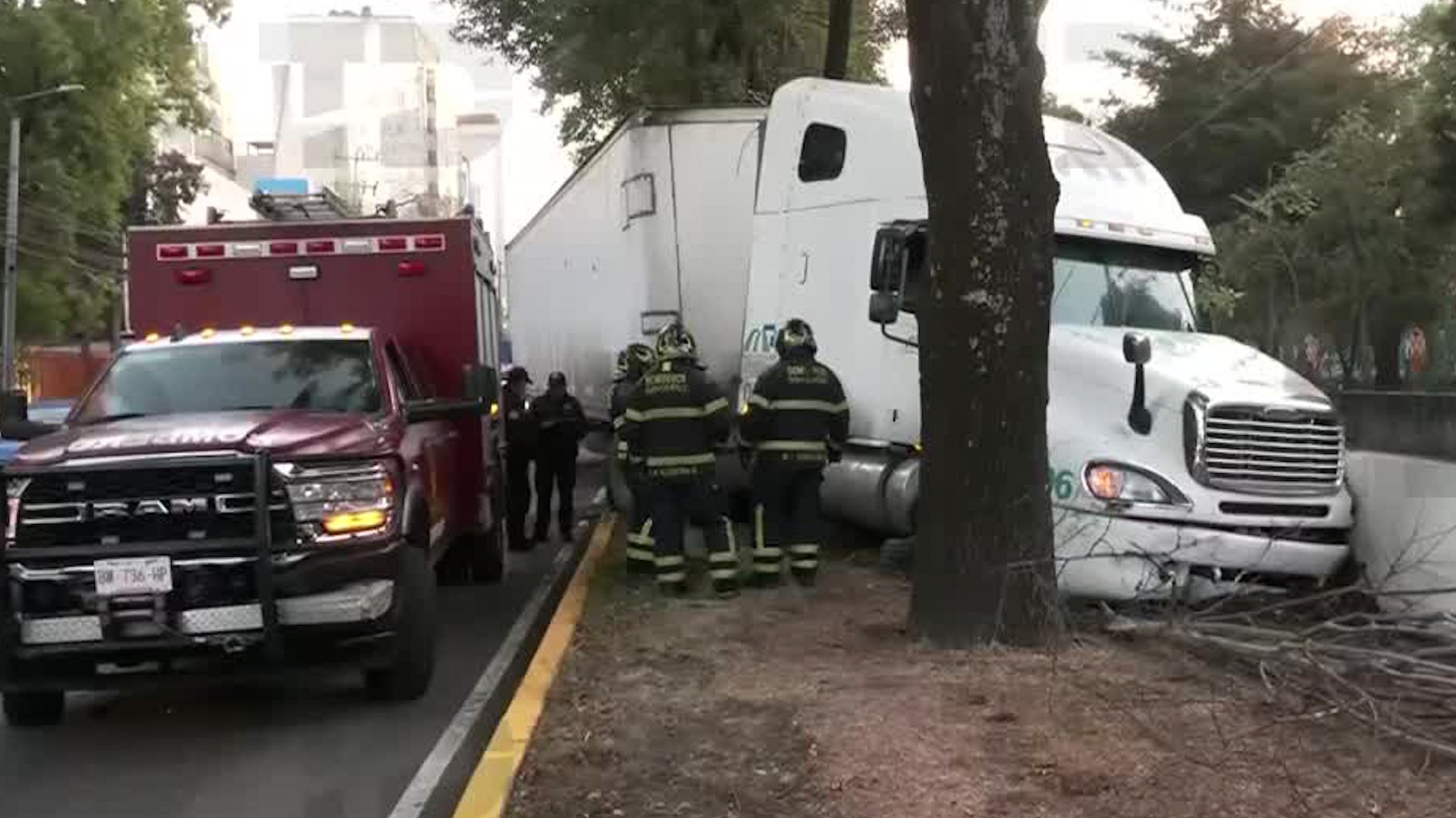 Los hechos ocurrieron a la altura de Santa Úrsula Coapa. Servicios de emergencia laboran en la zona.