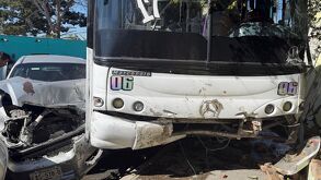 Fotografía de la unidad de ruta 17 que protagonizó el accidente en Bellavista tras colisionar contra un vehículo Aveo y una vivienda.