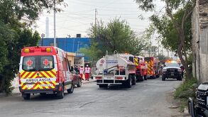 Bomeberos de Monterrey en lote baldio