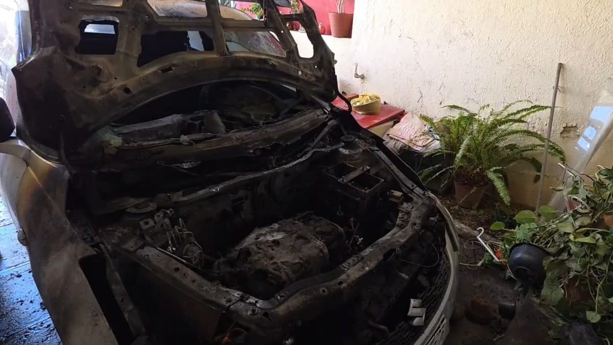 Vehículo sufre daños graves por incendio en cochera de casa habitación en Guadalajara