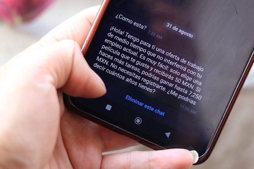 Persona leyendo un mensaje de texto de empleo a través de su teléfono celular.