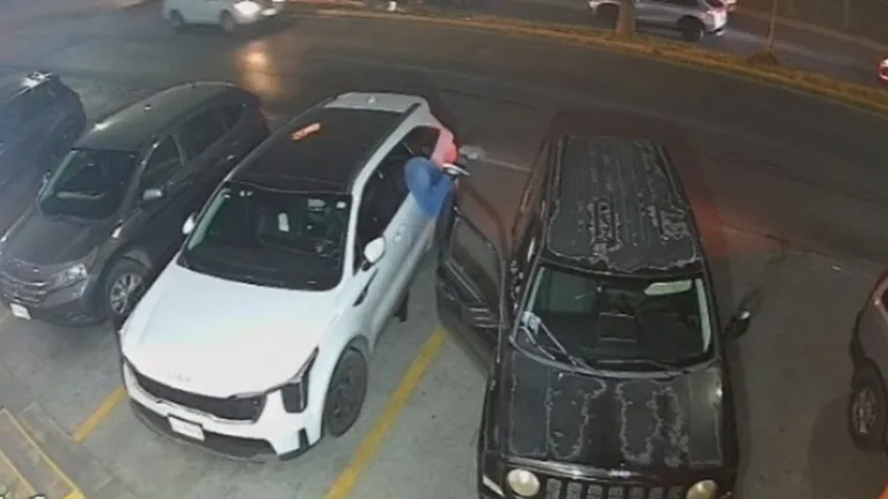 Un robo a vehículo fue captado en video en Cumbres Elite, en Monterrey; el ladrón rompió el vidrio y sustrajo pertenencias antes de huir.