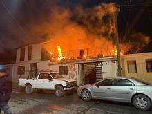 Un incendio consumió una vivienda en la colonia Zaragoza; el fuego habría iniciado por un cortocircuito. Dos cachorros fueron rescatados.