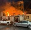 Un incendio consumió una vivienda en la colonia Zaragoza; el fuego habría iniciado por un cortocircuito. Dos cachorros fueron rescatados.
