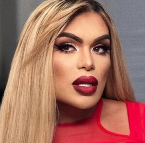 Wendy Guevara con un vestido rojo y labios del mismo tono.