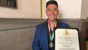 Abraham Mojica, reportero de C4 en Alerta con su Premio Nacional de Periodismo 2026.