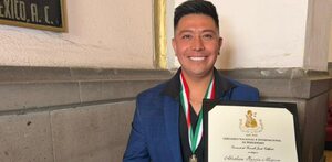 Abraham Mojica, reportero de C4 en Alerta con su Premio Nacional de Periodismo 2026.