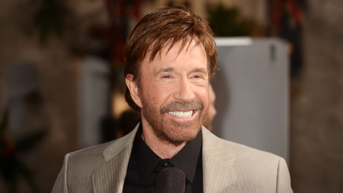 Chuck Norris sonriendo