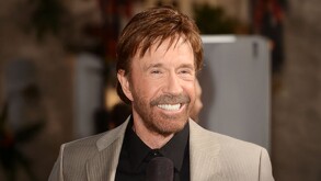 Chuck Norris sonriendo