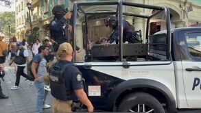 Patrulla de policía deteniendo a una persona en Oaxaca.