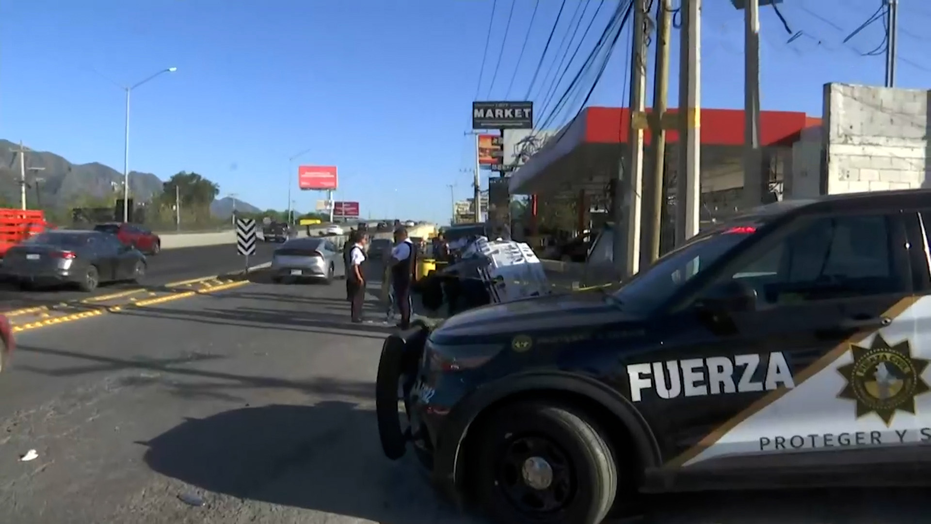 Un camión de valores volcó en el kilómetro 264 de la Carretera Nacional tras ser chocado por un Charger. El responsable huyó y hay tráfico intenso.