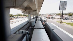 La autopista México-Puebla en hora pico con aglomeración de crros, generando tráfico