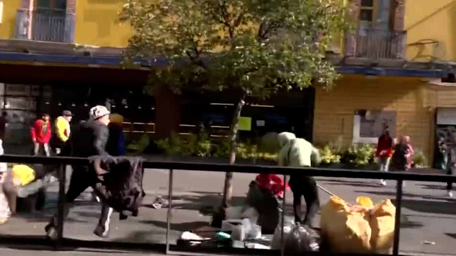 Los afectados intentaron detener el desplazamiento. Informan presunto bloqueo en Eje Central.