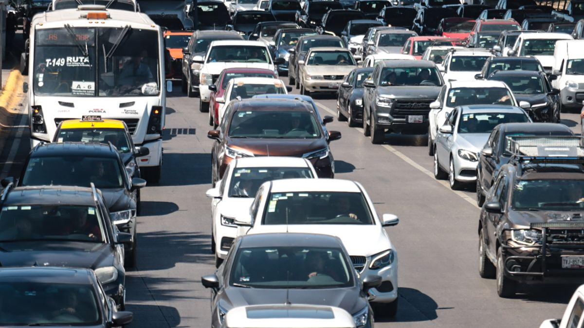 Vía Atlixcáyotl un día normal con tráfico pesado