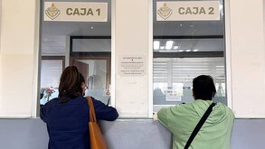 Personas adultos mayores en la ventanilla de predial para realizar su pago en Puerto Vallarta