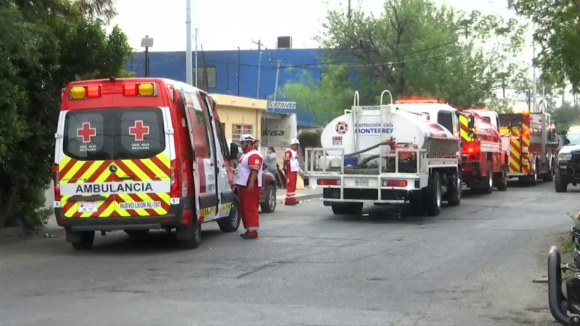 Un incendio en un lote baldío de Monterrey movilizó a bomberos hoy. El responsable fue capturado tras huir del lugar. Hay un menor afectado por el humo.