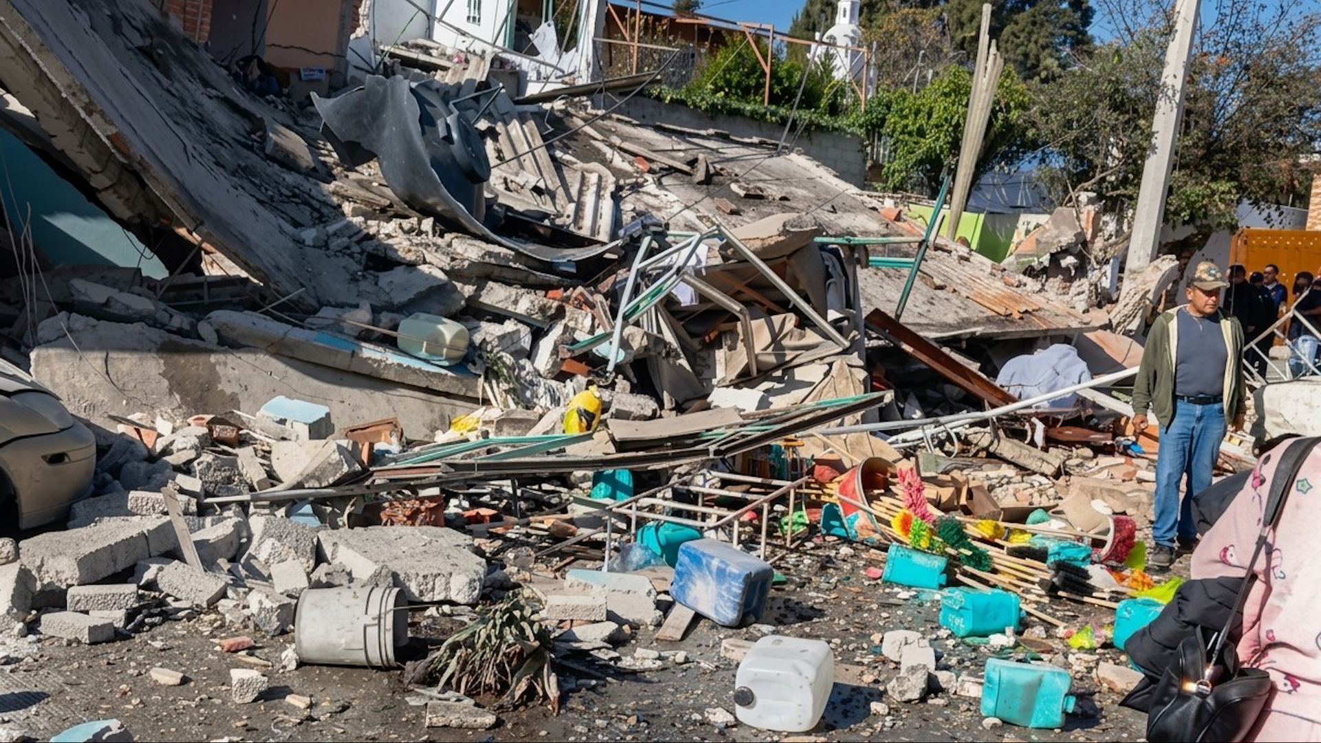 Una acumulación de gas provocó una fuerte explosión en Coacalco, Estado de México, dejando ocho heridos, casas destruidas y vehículos dañados.