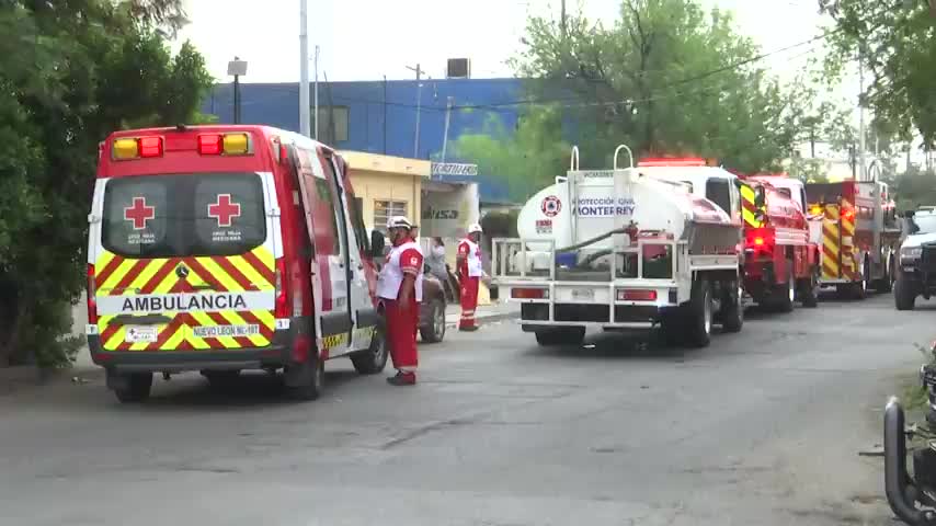 Un incendio en un lote baldío de la colonia Bella Vista, en Monterrey, movilizó a cuerpos de emergencia.