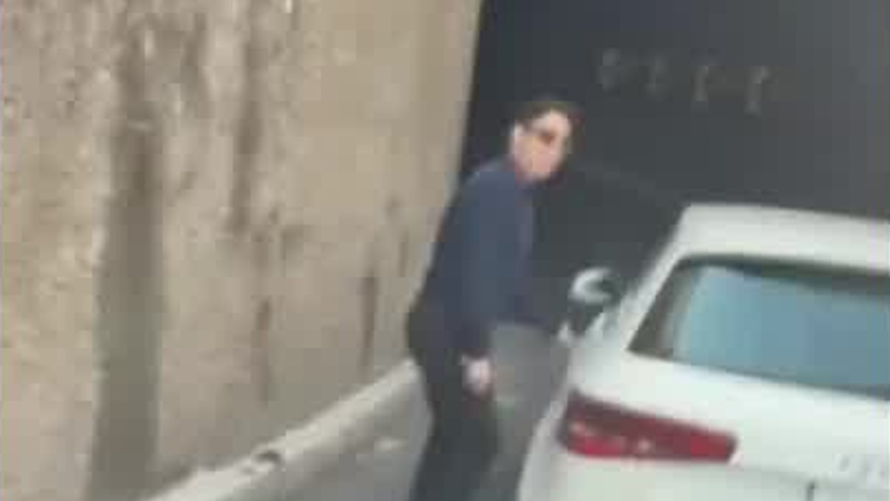 Un hombre fue captado agrediendo a una conductora y dañando su vehículo en Cuajimalpa, Ciudad de México.