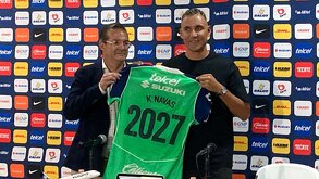 Keylor Navas entrando con el equipo de Pumas en un partido de Liga MX.