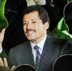 Una fotografía del excandidato presidencial del PRI, Luis Donaldo Colosio Murrieta, rodeado por siluetas obscuras en un fondo verde