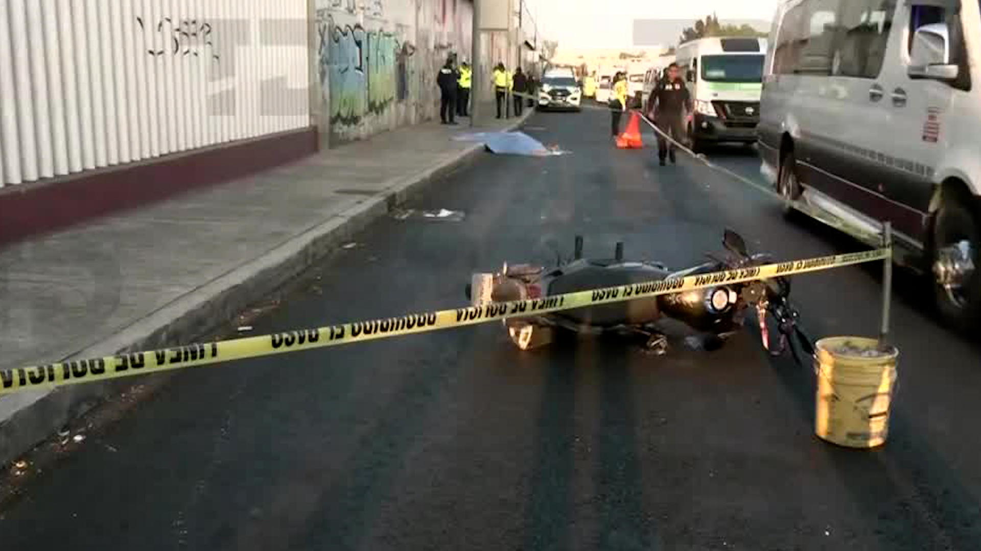 Un motociclista perdió la vida tras derrapar de su motocicleta en las calles de la colonia Agrícola Pantitlán.