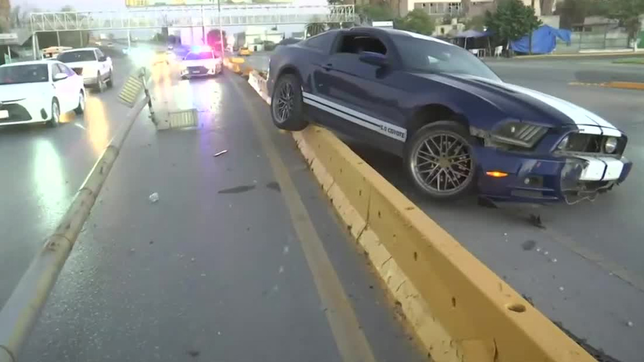 Testigos y reportes preliminares indicaron que la mujer que operaba la unidad circulaba a una velocidad excesiva y, tras el impacto, se presume que se encontrab