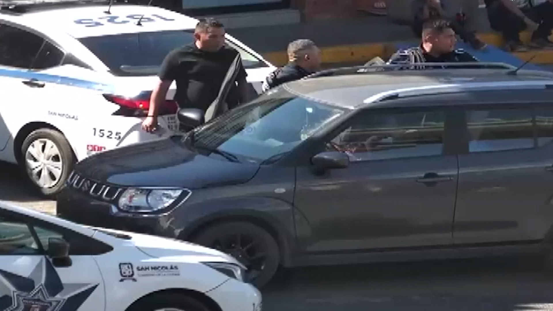 Una bebé nació esta tarde en Avenida Universidad, San Nicolás, luego de que sus padres quedaran atrapados en el tráfico. Policías auxiliaron en el parto.