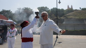 Hombre está en un ritual por el equinoccio de primavera cerca de la pirámide de Cholula