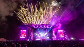 Escenario con luces LED y fuegos artificiales del Festival Resuena Dos Equis