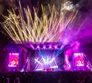 Escenario con luces LED y fuegos artificiales del Festival Resuena Dos Equis