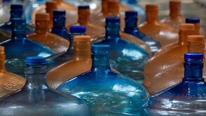 Garrafones de colores para relleno de agua potable