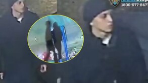 Hombre con boina negra caminando