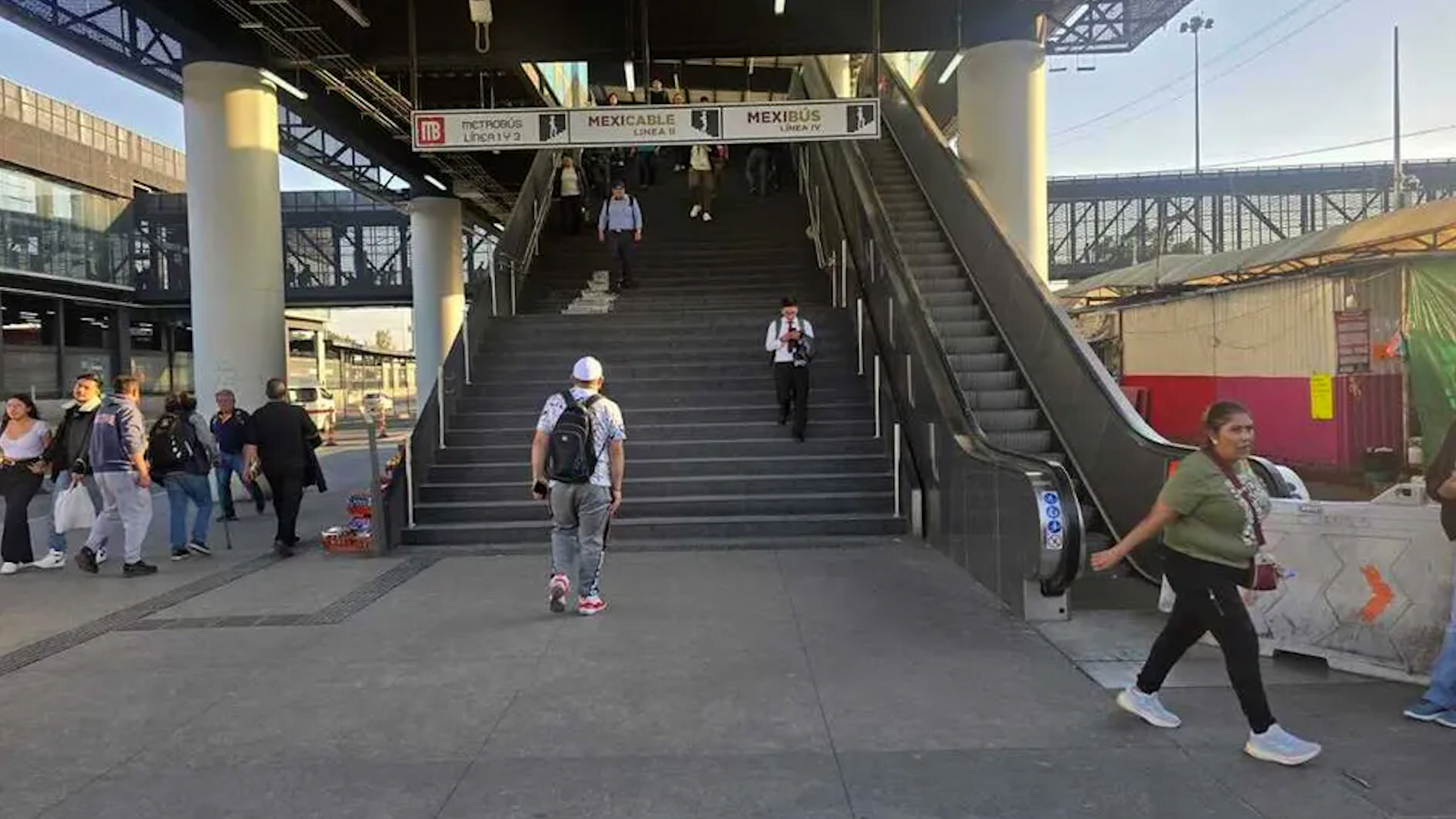 Una de las estaciones más concurridas presenta cierre en el servicio de escaleras eléctricas y elevadores.