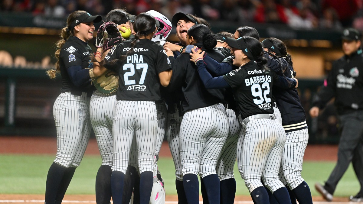 Sultanes Femenil celebrando desde el Estadio Alfredo Harp Helú, la remontada del Juego 3 de la Serie de la Reina.