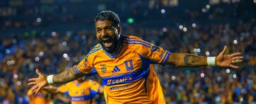 Rodrigo Aguirre celebrando su gol con Tigres ante Cincinnati.