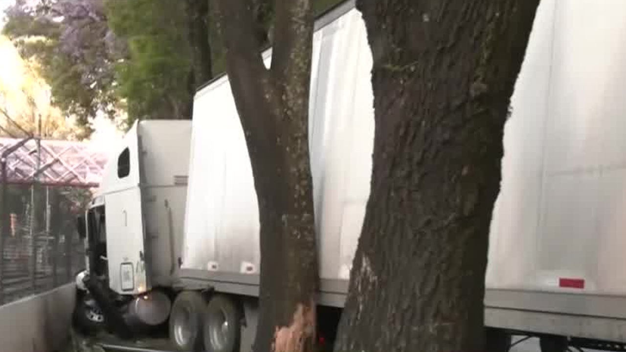 Un tráiler se estrelló contra la barda del Tren Ligero en Calzada de Tlalpan tras quedarse dormido el conductor.