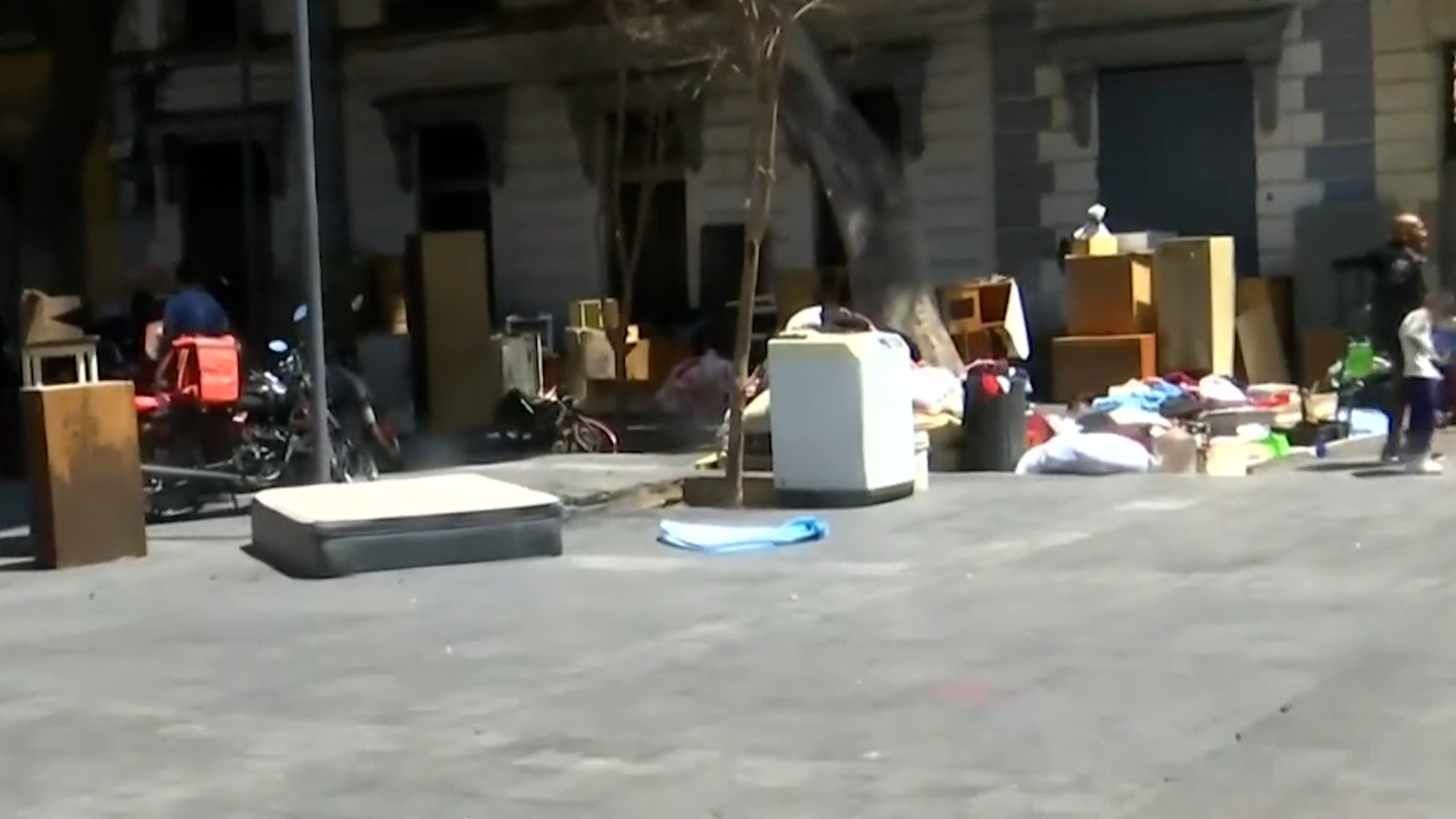 Trece familias fueron desalojadas con violencia en el Centro Histórico de CdMx. Denuncian uso de golpeadores y bloquean Eje Central exigiendo apoyo del INVI.