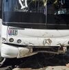 Fotografía de la unidad de ruta 17 que protagonizó el accidente en Bellavista tras colisionar contra un vehículo Aveo y una vivienda.