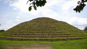 Visitantes participan en rituales durante el equinoccio en Guachimontones.