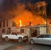 Un incendio consumió una vivienda en la colonia Zaragoza; el fuego habría iniciado por un cortocircuito. Dos cachorros fueron rescatados.