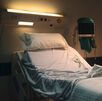 Cama dentro de una habitación de un hospital