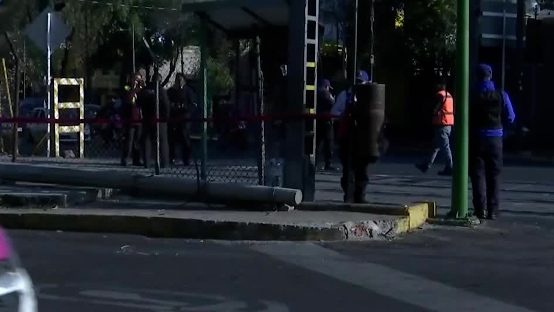 Tras el incidente no se reportan personas lesionadas. Servicios de emergencia laboran en la zona.