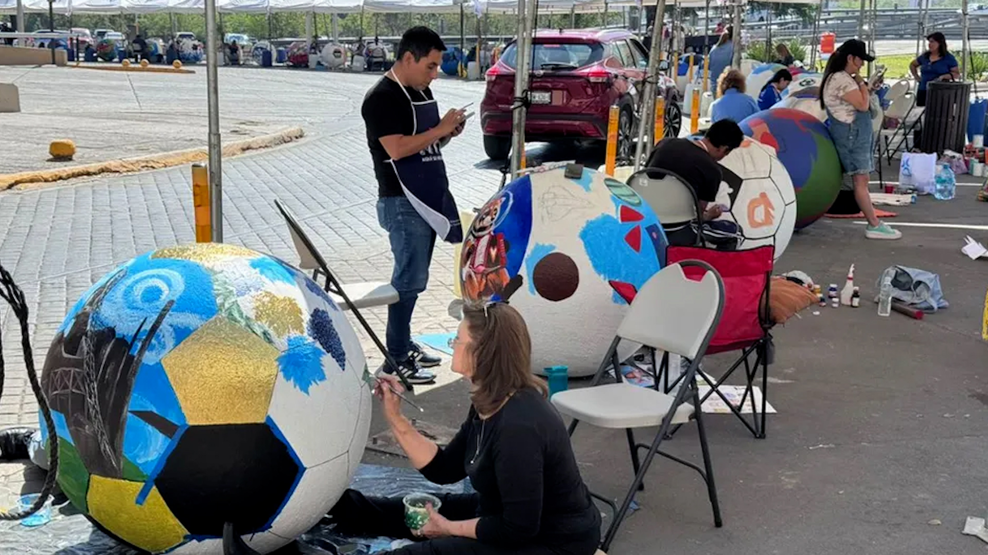 Artistas locales comenzaron la intervención de 40 esferas con motivos del Mundial de Futbol, en un proyecto que busca dejar un legado cultural y artístico.