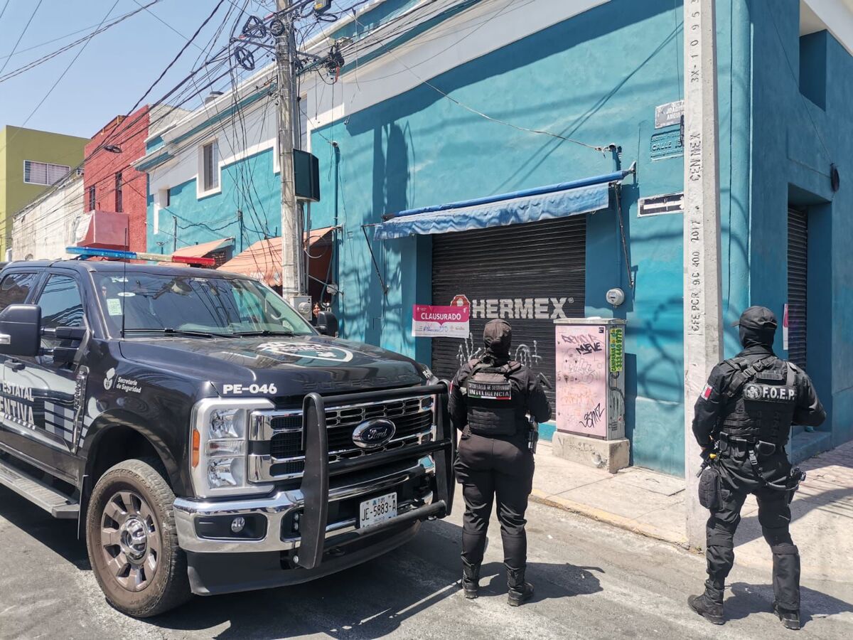 Oficiales de espaldas un negocio de fondo